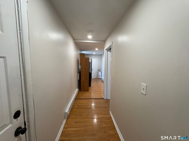 Building Photo - 568 Newfield Ave