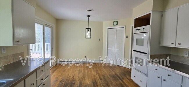 Building Photo - 7297 Moss Ln