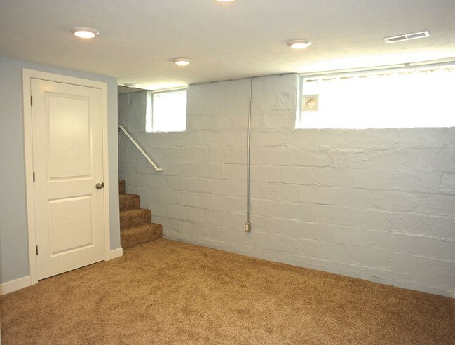 Building Photo - 1213 Lake Michigan Dr NW