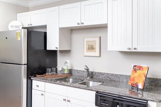 Building Photo - 3 Bedroom Flat, End unit Apartment - Available at Woodlands with $500 deposit. Ask your leasing a...