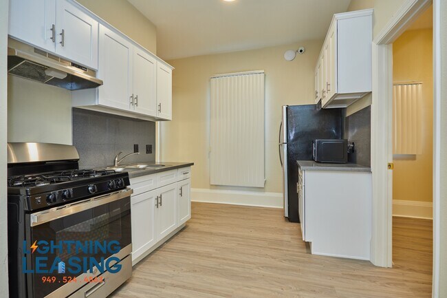 Building Photo - 1820 1/2 W 11th Pl-1D