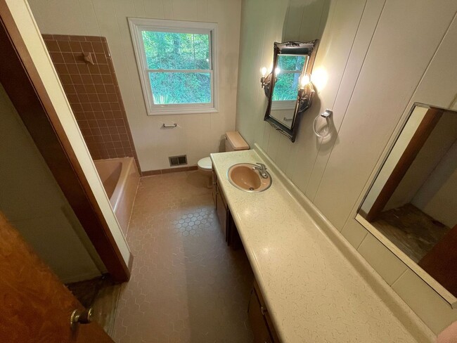 Building Photo - PRE-LEASING FOR JULY 22ND 2026!