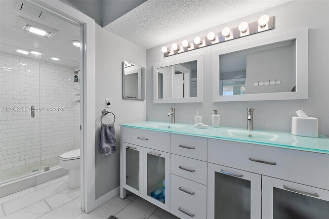 Building Photo - 669 NE Plantation Rd