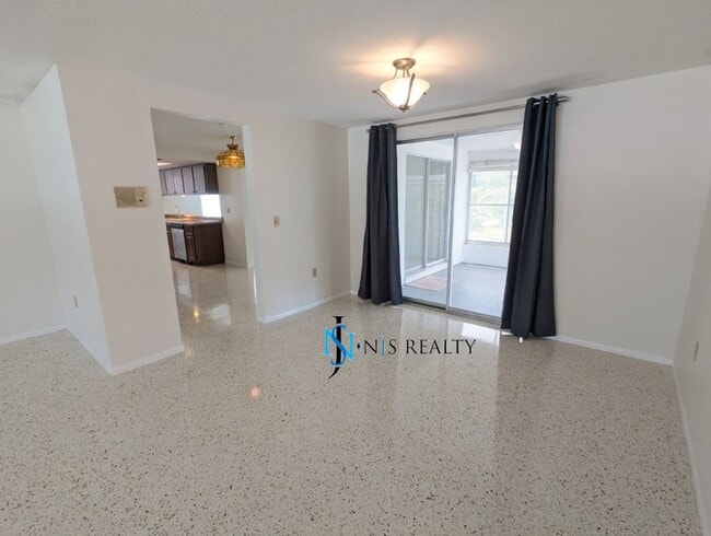 Building Photo - Large open 2/2/1 1378 Sq. Ft. with freshly...