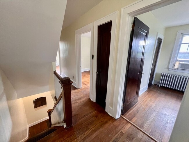 Building Photo - Spacious Home - 3 bedroom 1 bath - Squirre...