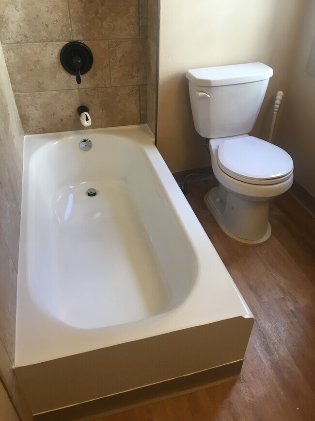 Bathtub re-glazed in 2019 - 3452 Nicollet Ave