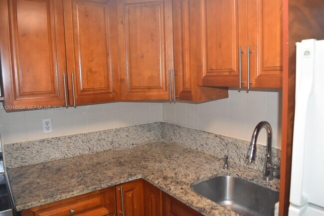 Building Photo - 666 W 81st St
