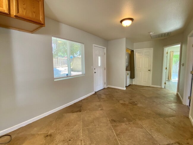Building Photo - Charming 2 Bedroom Westside Petaluma Bungalow