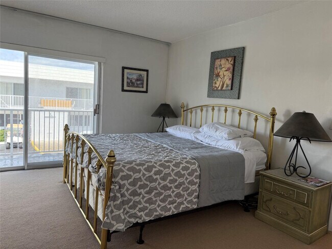 Building Photo - 412 S Cypress Rd