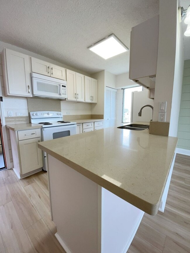 Building Photo - Nalanui Hale - 2 bed, 1 bath, 1 parking