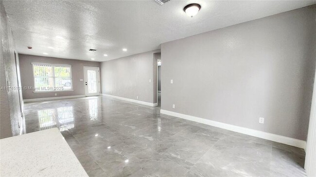 Building Photo - 416 S 28th Ave