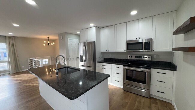 Building Photo - Updated 5 Bedroom House Near Memorial Park