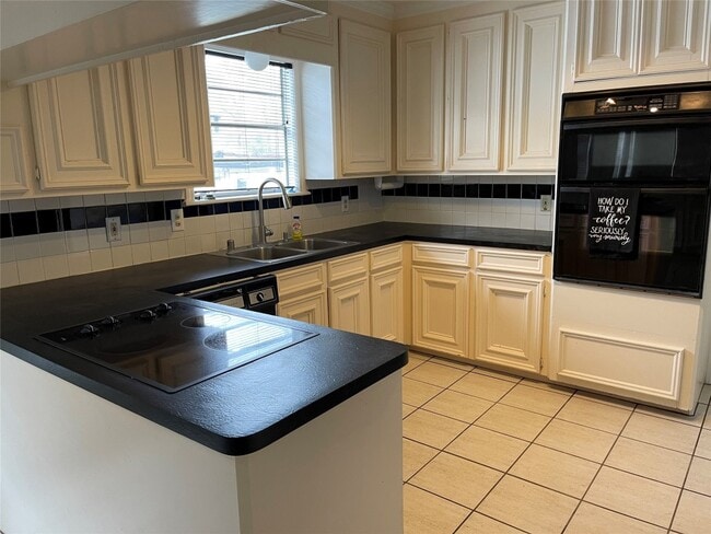 Building Photo - 827 Booth St