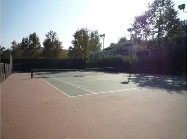 Building Photo - 2 Bedroom Condo for Rent in Newhall!