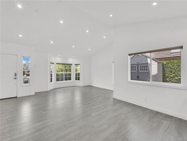 Building Photo - 10900 Meseta Dr