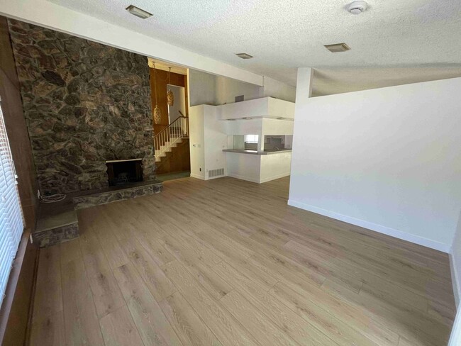 Building Photo - SOUTH OF THE BLVD. HOME IN WOODLAND HILLS!
