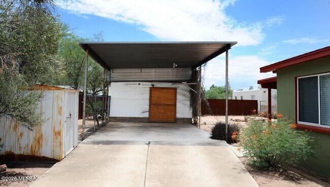 Building Photo - 3326 E Elida St