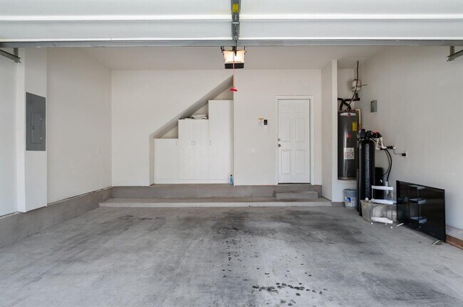 Building Photo - 2105 Town Centre Dr