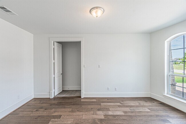 Building Photo - 4878 Limousine Ln