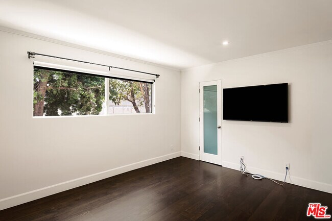 Building Photo - 121 Croft Ave