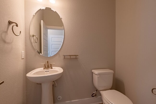 Building Photo - Beautiful 2 bedroom, 2.5 bathroom home in South East Austin!!!