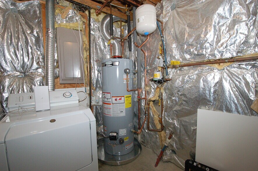Washer / dryer room -- 2 - 8916 Pembrook Woods