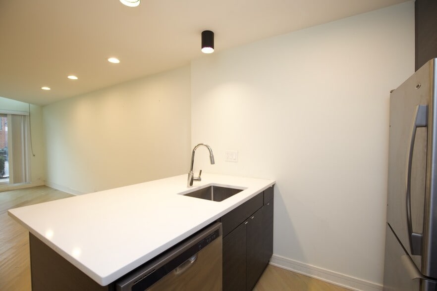 Building Photo - 843 W Grace St