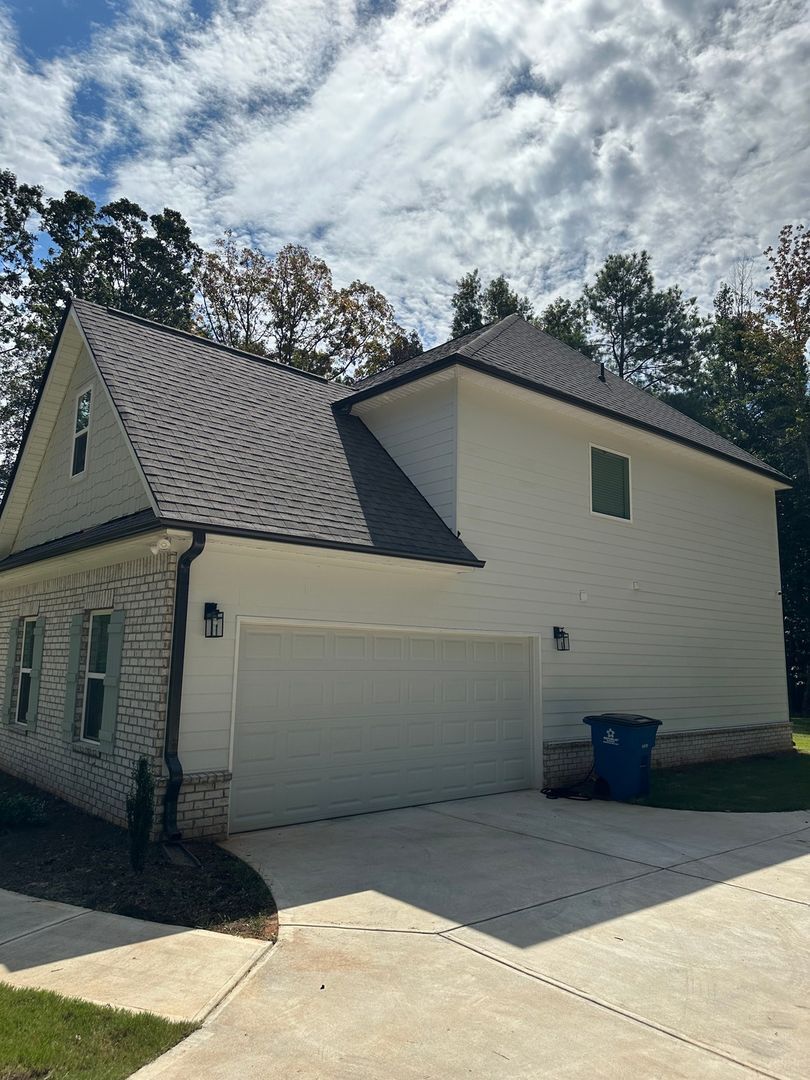 Building Photo - 656 E Lake Rd