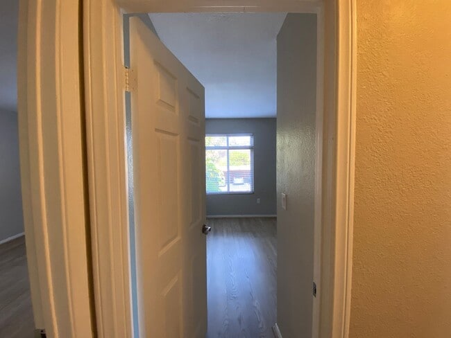 Building Photo - 2 Bedroom Condo in Arbor Hills Gated Community