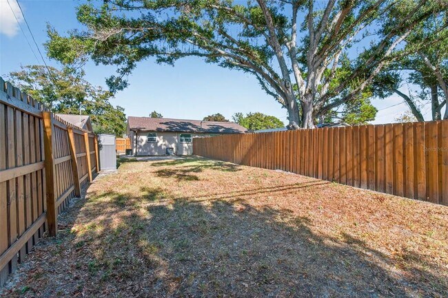 Building Photo - 3118 Pine Tree Ave