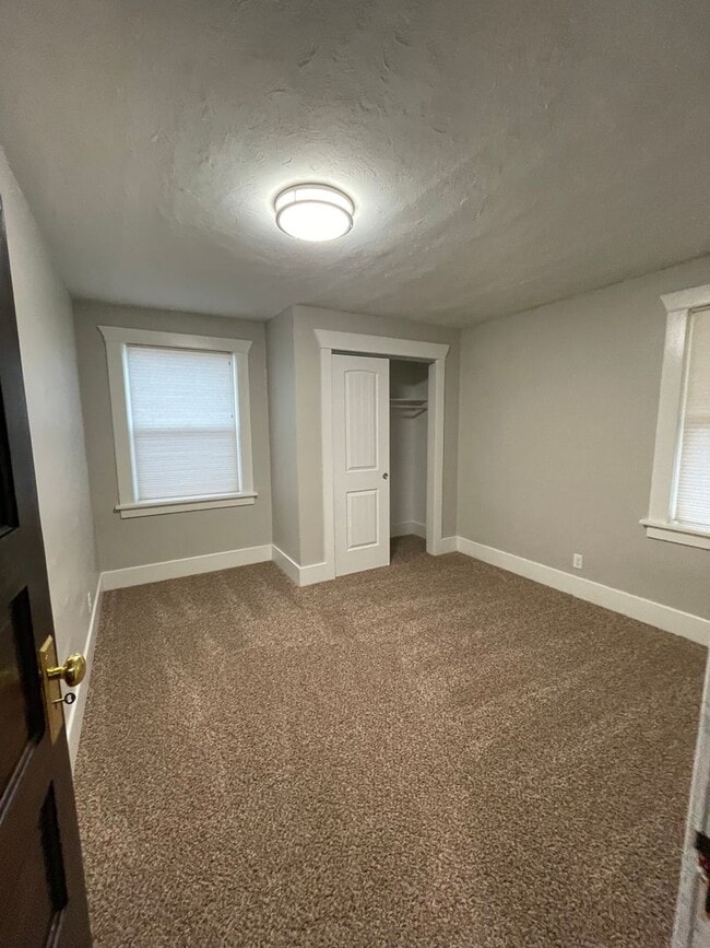 Building Photo - 4 Bedroom Home