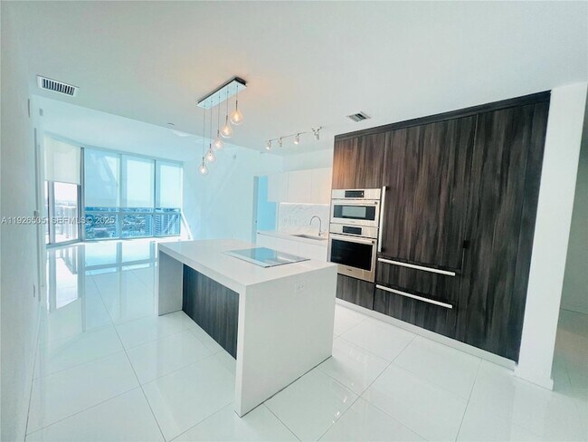 Building Photo - 851 NE 1st Ave