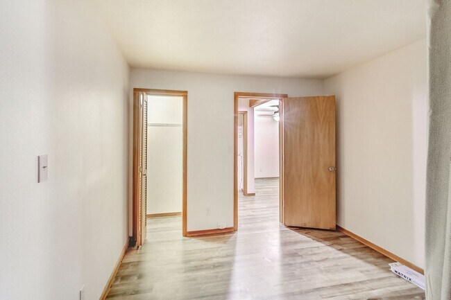 Building Photo - Wilderness One Bedroom Available 7/7!  Close to hiking trails and great amenities.  Amazing SUN!