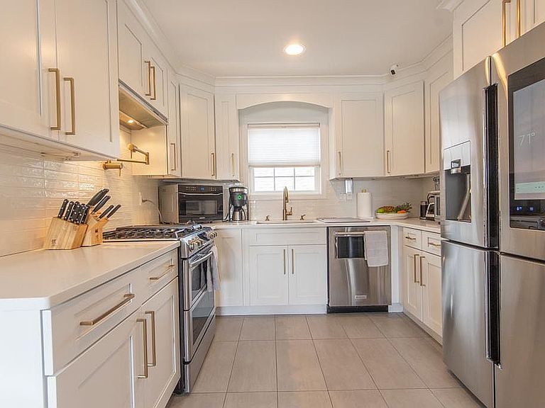 Building Photo - 201 Catherine St