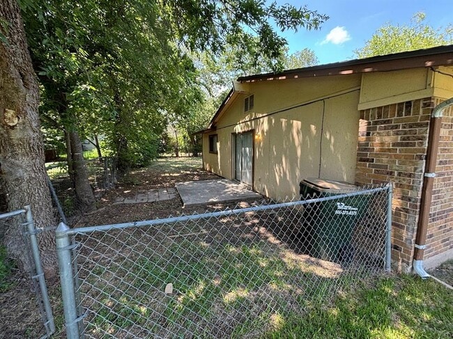 Building Photo - 417 Live Oak St