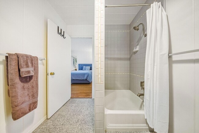 Building Photo - 724 N Refugio Rd