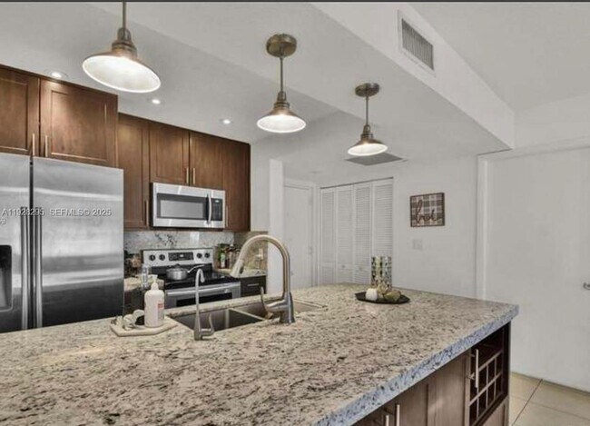 Building Photo - 8160 Geneva Ct