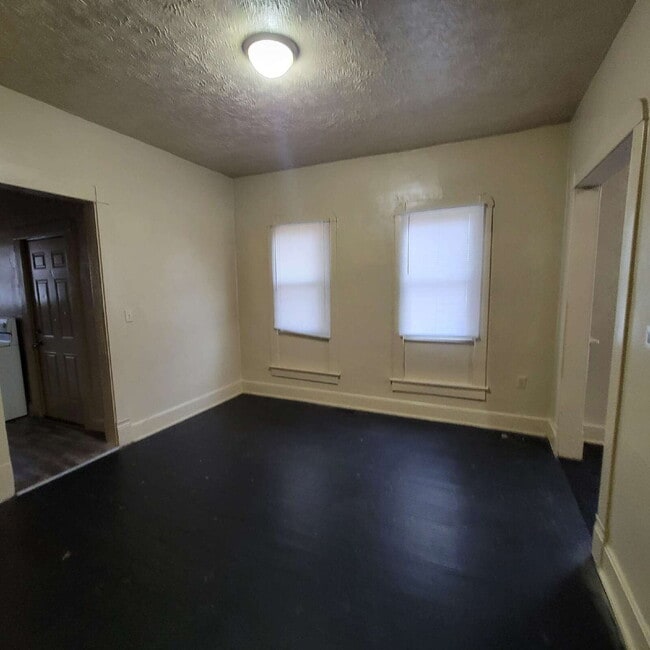 Building Photo - Quick Commute Downtown!