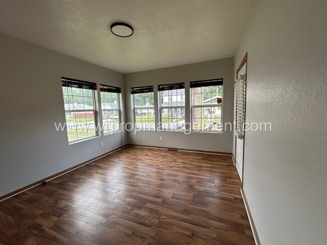 Building Photo - 2 Bed 1 Bath Home