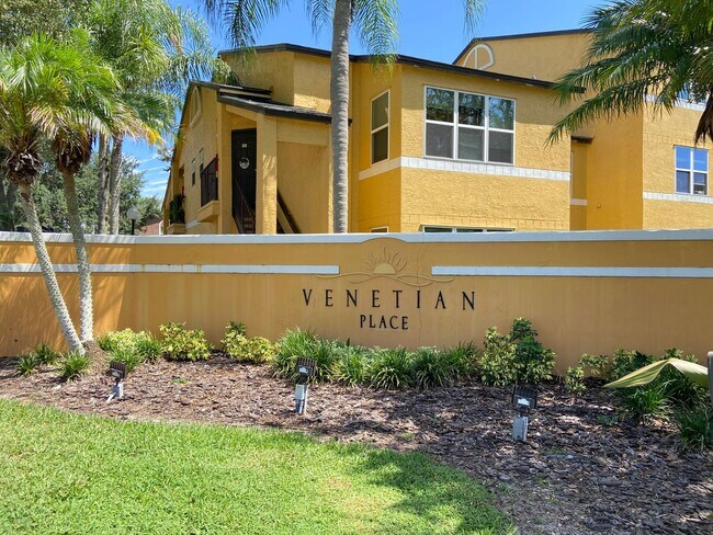 Building Photo - Spacious 3br/2ba Venetian Condo!