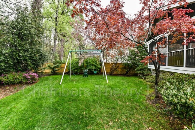Building Photo - 6866 Melrose Dr