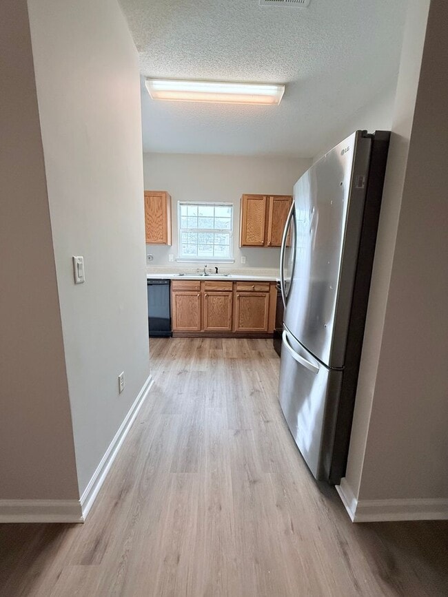 Building Photo - 2 Bedroom Townhome in gated community - Cu...