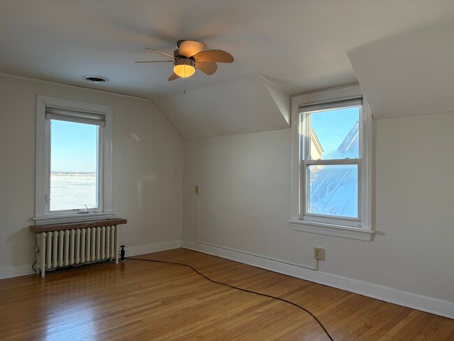 Building Photo - 934 W Shore Dr