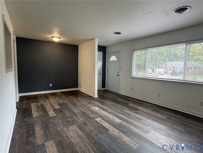 Building Photo - 2590 Pinehurst Dr