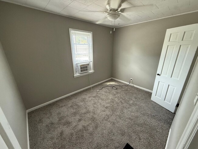 Building Photo - 3 Bed 1 Bath House located in Hoopeston, IL
