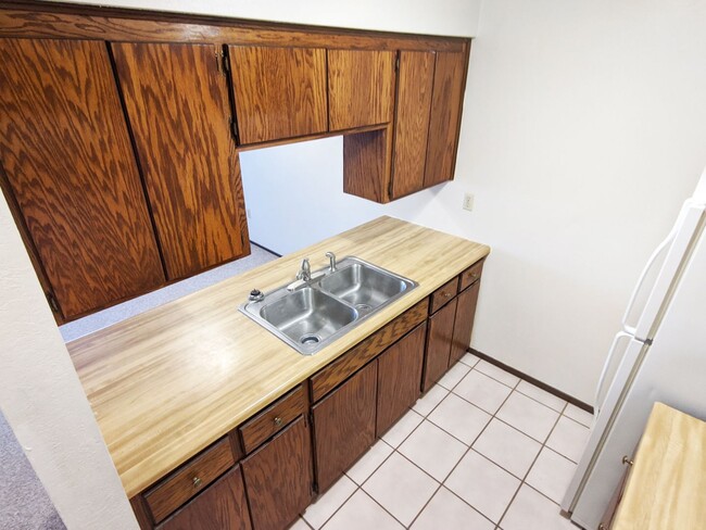 Building Photo - 1 Bedroom Apartment in Lonsdale