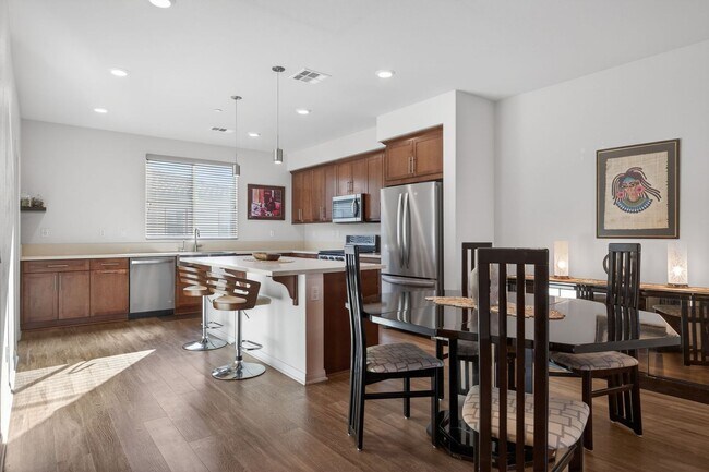 Building Photo - 3-Bed + 3.5-Bath Townhouse | Springville | Camarillo | Unfurnished