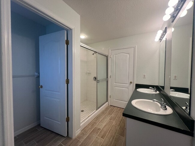 Building Photo - 3 Bedroom, 2 Bath Home with Yard - Palmetto