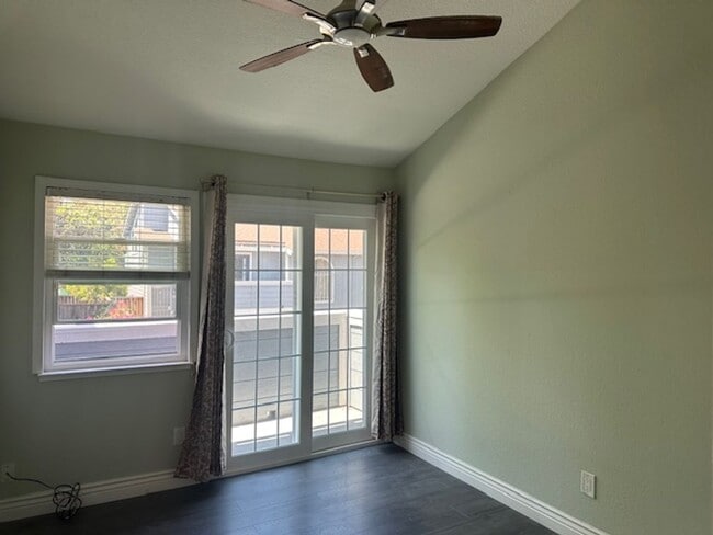 Building Photo - 3 Bed/2 Bath- Beautifully Updated Townhome...