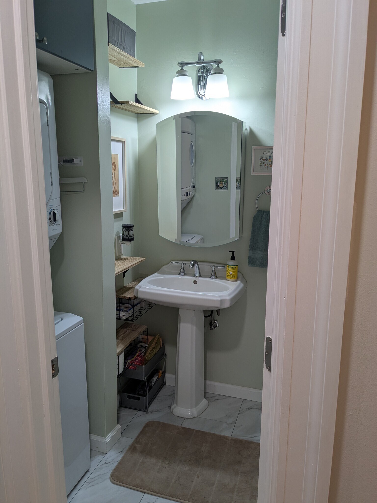 full bath - 626 Jasper St